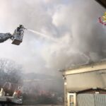Allarme a Porto San Giorgio per l’incendio di un capannone / Video