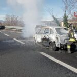 Auto in fiamme lungo il raccordo autostradale Ascoli-mare