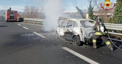 Auto in fiamme lungo il raccordo autostradale Ascoli-mare