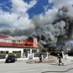 Incendio devasta un capannone alla periferia di Osimo / Video