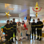 I Vigili del fuoco portano le uova di Pasqua ai bambini ricoverati all’Ospedale Mazzoni