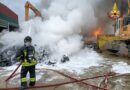 Incendio nella notte in un’azienda che smaltisce rifiuti elettronici / VIDEO