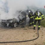 Auto in fiamme, pronto intervento dei Vigili del fuoco