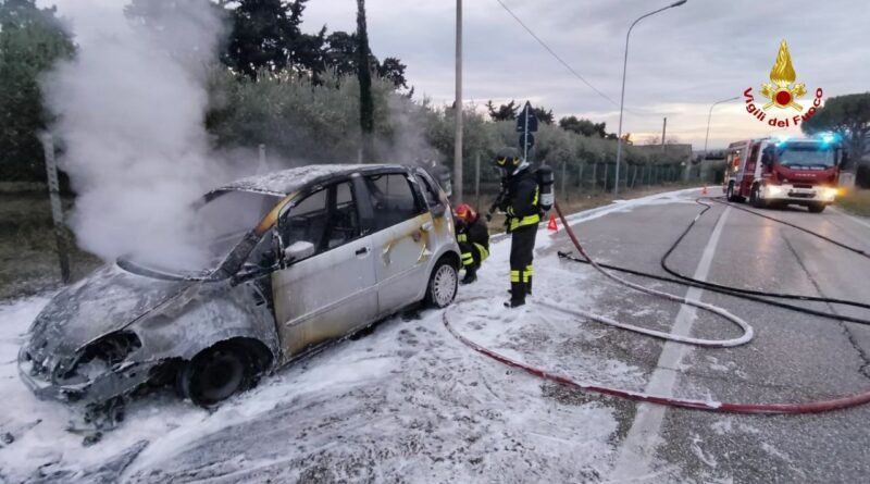 Auto in fiamme, pronto intervento dei Vigili del fuoco